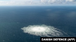 丹麥軍方發佈照片顯示，丹麥波羅的海博恩霍爾姆島海域的北溪二號管道天然氣出現洩露。（2022年9月27日）