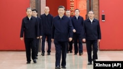 资料照片: 中共领导人习近平带领他的新班子到陕北参观延安革命纪念馆 (2022年10月27日)；中共中央政治局常委(左起)赵乐际、王沪宁、蔡奇、习近平、李希、丁薛祥、李强。