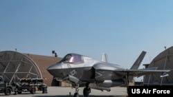 资料照：《金融时报》报道称台湾正在考虑扩大对美国的军购，包括60架F-35隐形战机。台湾国安官员对此表示，目前没有向美国当选团队提出具体的军备采购“清单”。