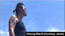 手臂上刻有巨型“香港”二字，時刻提示著自己的港人身份。(圖片來源：烈大夫個人臉書網站)