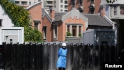 2022年10月10日上海新冠疫情间穿防护服的保安