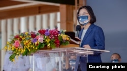 台灣總統蔡英文9月30日在高雄主持“玉山軍艦交艦典禮”，並致詞。