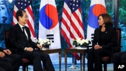 美國副總統賀錦麗2022年9月27日在東京與南韓總理韓德洙會面。