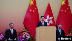 資料照：香港特首李家超在慶祝中國國慶的晚宴上致詞。 （2022年10月1日）