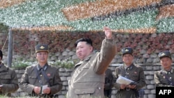 資料照片：北韓領導人金正恩2022年10月10日出席朝鮮人民軍航空與反航空軍的大規模空襲訓練演習。