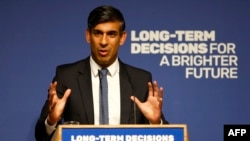 资料照片：英国首相苏纳克在伦敦就人工智能议题发表讲话。(2023年10月26日)