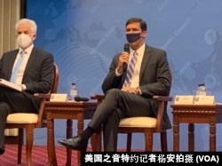 美国前国防部长埃斯珀(右) 在７月19日的访台记者会上，阐述美国一中政策失效的原因。