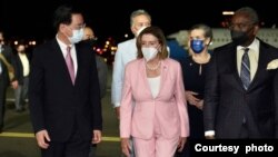 2022年8月2日晚，台灣外交部長吳釗燮（左）在松山機場迎接到訪的美國國會眾議院議長佩洛西（中）。