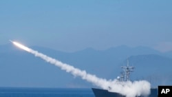 2022年7月26日，一艘“成功”級護衛艦發射一枚防空導彈，這是台灣一年一度的“韓光”演習的一部分，在台灣宜蘭附近的東部海岸。