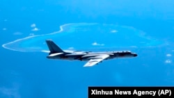 資料照：中國官媒新華社發布的照片顯示中國空軍轟-6K型轟炸機在南中國和上空飛行。（2016年8月20日）