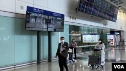 有報道指港府計劃今年11月前推動類似中國大陸”健康碼”的”紅黃碼”與國際通關。(美國之音湯惠芸)