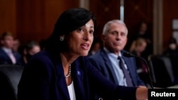 資料照片：美國疾控中心主任瓦倫斯基醫生與美國首席傳染病專家弗契醫生在參議院衛生、教育、勞工與養老金委員會作證。 (2021年7月20日)