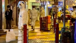 佐敦封鎖區解封前仍有大批穿著全套保護衣的工作人員在場工作。(美國之音湯惠芸)