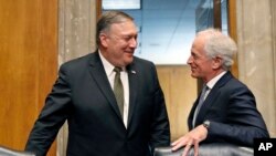 在美國參議院外交關係委員會的聽證會的間歇時間，候任國務卿蓬佩奧與外委會主席鮑勃科克交談（2018年4月12日）