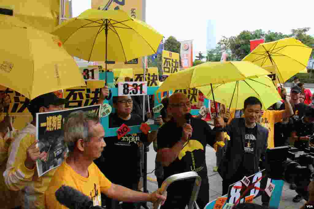 港府公布政改方案对立团体立法会外冲突 （美国之音海彦拍摄 ） 