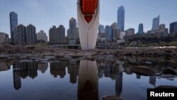 中國重慶段長江因乾旱裸露的河床。（2022年8月18日）