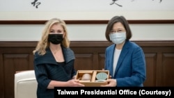 台灣總統蔡英文在總統府會見到訪的美國聯邦參議員布萊克本。（台灣總統府圖片）