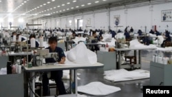 中國山東省德州景津壓濾機集團的工人在生產線上工作。 （2022年8月25日）