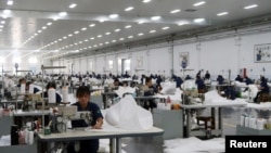 中国山东德州景津压滤机集团的工人在生产线上工作。（2022年8月25日）