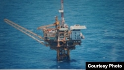 日本防衛省也公開了軍機在東中國海拍攝到的中國油氣田鑽台照片（日本防衛省資料照片）