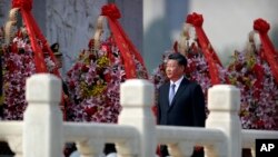 中國國家主席習近平在北京天安門廣場人民英雄紀念碑獻花籃。（2019年9月30日）