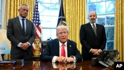 Президент Дональд Трамп выступает перед журналистами перед подписанием указа по ценам в сфере здравоохранения. Слева от
президента министр здравоохранения и социальных служб Роберт Ф. Кеннеди-младший, справа - министр торговли Говард Латник. Белый дом. 25 февраля 2025 года.