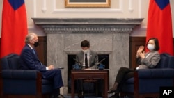 台灣總統蔡英文會晤美國民主黨聯邦參議員埃德·馬基。 (2022年8月15日)