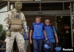 國際原子能機構總干格羅西率領的安全評估小組離開下榻的酒店前往烏克蘭的扎波羅熱核電站。（2022年9月1日）