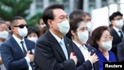 韩国总统尹锡悦（中）出席日本殖民时代结束77周年纪念活动。（路透社）
