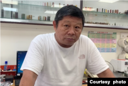位於台北的雕刻師傅郭清祥（美國之音特約記者楊安拍攝）。