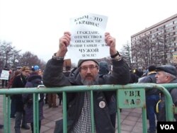 3月7日莫斯科反戰集會，物理學家米哈伊爾手舉標語：克里米亞屬于烏克蘭。公民們我們的祖國處在危險之中。我們的坦克在別人的土地上。