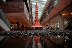 被移除前在香港大學校園裡展示的悼念1989年六四天安門事件死難者的“國殤之柱”。（2021年10月13日）