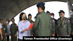 台灣總統蔡英文8月30日前往澎湖視察台灣空軍部隊。 （台灣總統府）