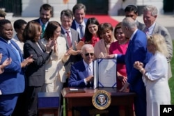 2022年8月9日，拜登總統在白宮南草坪將《2022年芯片和科學法》簽署成法律。（美聯社）