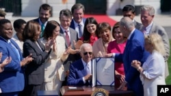 美国总统拜登在白宫南草坪举行的仪式上将《2022年芯片与科学法》签署生效。（2022年8月9日）