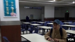 資料照 - 2016年12月初早六點多，孫文廣到山大一食堂等待前來就餐的師生員工宣傳競選參政理念。