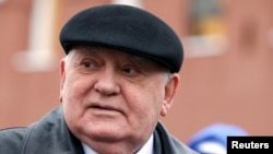 资料照片：前苏联领导人戈尔巴乔夫在莫斯科观看纪念第二次世界大战的游行。(2017年5月9日)