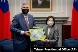 台灣總統蔡英在總統府會晤到訪美國印第安納州州長侯康安（Eric Holcomb)。（照片由台灣總統府8月22日發佈）