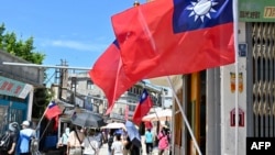 台灣旗幟在金門島的街道兩旁飄揚。 （2022年8月11日）