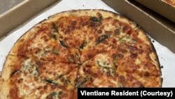 Pizza ທີ່ເບິ່ງຄື Pizza ທົ່ວໄປ, ແຕ່ລູກຄ້າຫຼາຍຄົນບອກວ່າຣົດຊາດແຊບກວ່າທີ່ເຫັນໃນຮູບ.