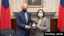 台灣總統蔡英文8月15日在總統府會晤美國參議員馬基率領的國會參眾議員代表團。