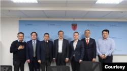 上海國際問題研究院學術委員會主任嚴安林(中)、上海社科院台研中心主任盛九元(左二)近日訪問台灣，和台灣學者進行交流。 (國策研究院提供)