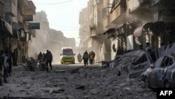 ລົດໂຮງໝໍຟ້າວໄປຍັງຈຸດເກີດເຫດທີ່ກອງທັບຂອງລັດຖະບານຊີເຣຍ ໂຈມຕີພື້ນທີ່ນຶ່ງໃນເມືອງ ອິດລິບ ທາງພາກເໜືອທີ່ກຸ່ມກະບົດຢຶດຄອງໃນຊີເຣຍເມື່ອວັນທີ 01 ທັນວາ 2024.