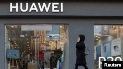 一名女子走過烏克蘭首都基輔市中心的一家華為商店。（2019年11月11日, 路透社）
