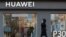 一名女子走過烏克蘭首都基輔市中心的一家華為商店。（2019年11月11日, 路透社）