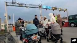圖為抵達梅迪卡邊境口岸等待進入波蘭的烏克蘭難民（2022年2月26日）