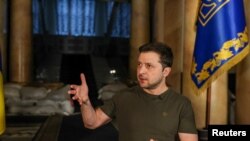 烏克蘭總統澤連斯基說，在與莫斯科舉行有意義的停火談判前，俄羅斯必須先停止轟炸行動。此前雙邊的首次談判未取得重大進展。（路透社）