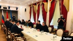 俄羅斯和烏克蘭代表團的和談在白俄羅斯邊境的戈梅利的魯緬采夫-帕斯克維奇公寓舉行。