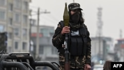 2022年1月21日，在喀布爾，一名塔利班戰士手持火箭推進榴彈站在一輛車上。