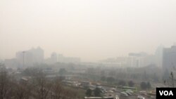 12月8日，北京再陷入重度雾霾（美国之音叶兵拍摄）